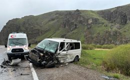 Ağrı’da hafif ticari araç ile minibüs çarpıştı, 2 kişi öldü, 5 kişi yaralandı