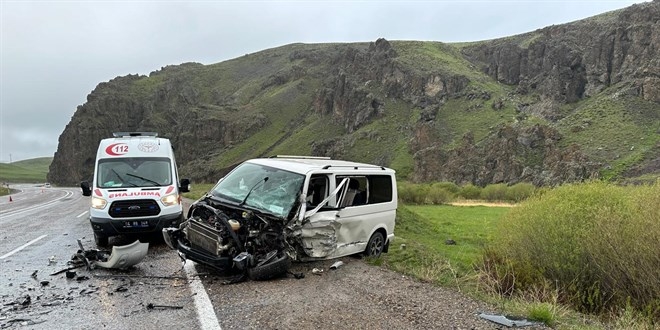 Ağrı’da hafif ticari araç ile minibüs çarpıştı, 2 kişi öldü, 5 kişi yaralandı