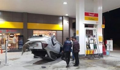 Akaryakıt istasyonunda faciadan dönüldü: Bir anda şerit değiştirdi, takla attı