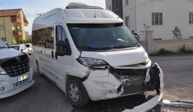 Aksaray’da işçi servisi otomobille çarpıştı: 7 yaralı