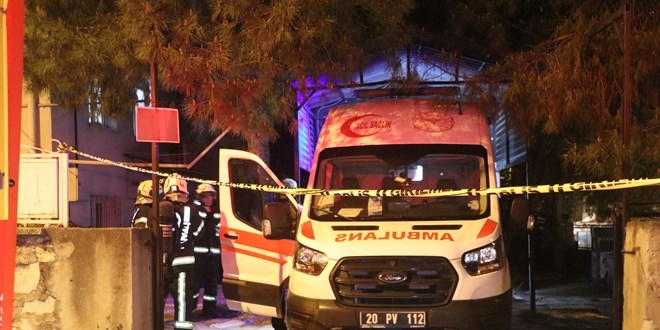 Ambulansta oksijen tüpü parladı: 2 görevli yaralandı