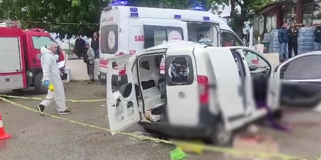 Bursa’da tırın dorsesiyle çarpışan araçtaki 3 kişi öldü, 4 kişi yaralandı