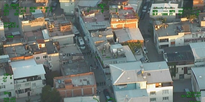 Çatılarda böyle kovaladılar: Zehir tacirlerine helikopter destekli operasyon