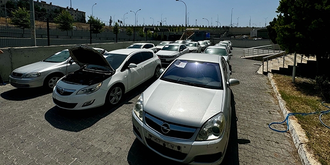 Depremde zarar gören otomobillere ‘change’ yapan 5 zanlı tutuklandı