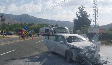 Elazığ’da iki otomobilin çarpıştığı kazada 2 kişi öldü