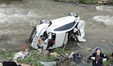 Erzincan’da dereye devrilen otomobildeki 1 kişi öldü, 1 kişi yaralandı