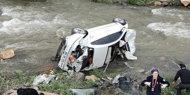 Erzincan’da dereye devrilen otomobildeki 1 kişi öldü, 1 kişi yaralandı