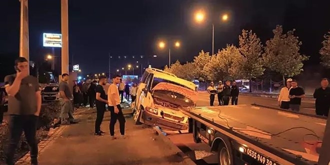 Gaziantep’te, refüje çarpıp takla atan minibüsten fırlayan sürücü öldü