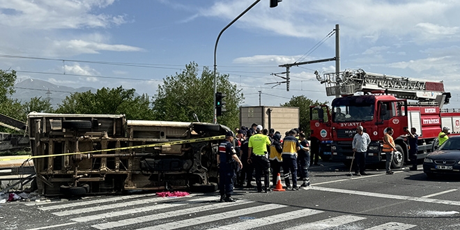 İki kamyonetin çarpıştığı kazada 1 kişi öldü, 4 kişi yaralandı