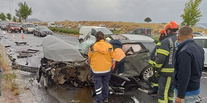 İki otomobilin çarpıştığı kazada 1 kişi öldü, 2 kişi yaralandı