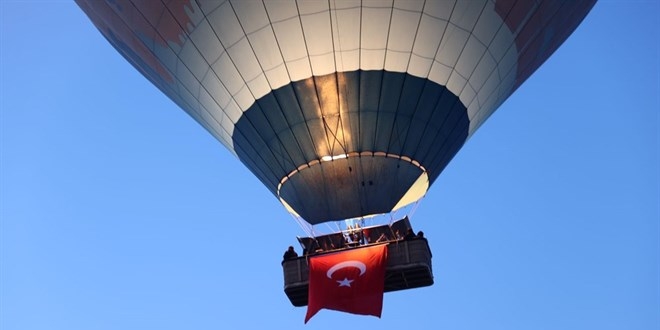 Kapadokya’da balonlar Türk bayraklarıyla uçtu