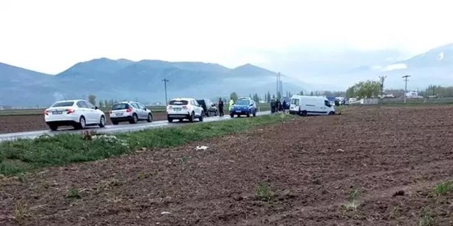 Minibüs ile hafif ticari araç çarpıştı: 1 ölü, 2 yaralı