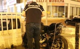 Otomobile çarpan motosikletteki iki genç hayatını kaybetti