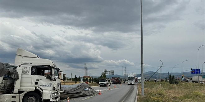 Tır ile kamyonetin çarpışması sonucu 2 kişi öldü