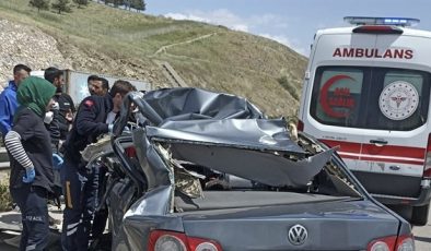 Tıra arkadan çarpan otomobildeki 1 kişi öldü, 1 kişi yaralandı