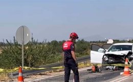 İzmir’de iki otomobil çarpıştı: Karı koca hayatını kaybetti, 7 kişi yaralandı