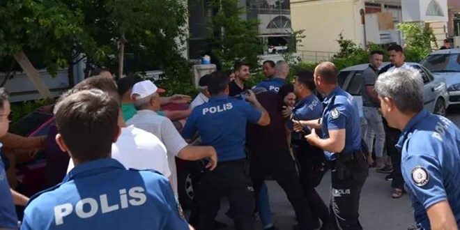 Kiracının çocukları evi yaktı, çıkan arbedede polis biber gazıyla müdahale etti