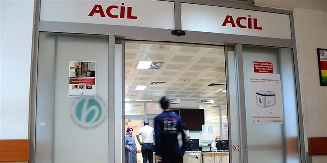 Otomobilin 3 araca çarpması sonucu 2’si polis, 3 kişi yaralandı