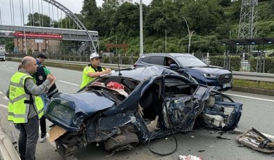 Otomobilin bariyerlere çarptığı kazada 3 kişi öldü, 2 kişi yaralandı