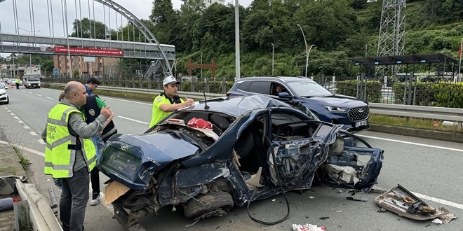 Otomobilin bariyerlere çarptığı kazada 3 kişi öldü, 2 kişi yaralandı