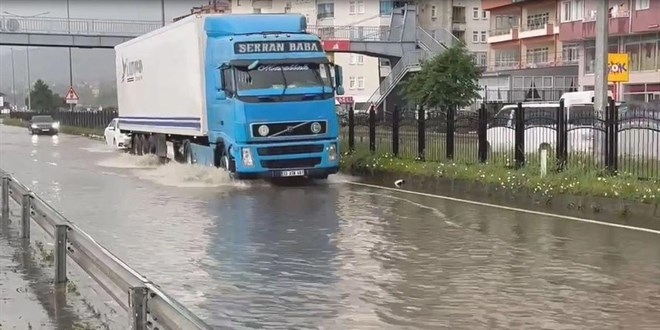 Rize’de sağanak, taşkın ve heyelanlara neden oldu