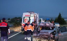 Uşak’ta kamyona çarpan otomobilin sürücüsü hayatını kaybetti