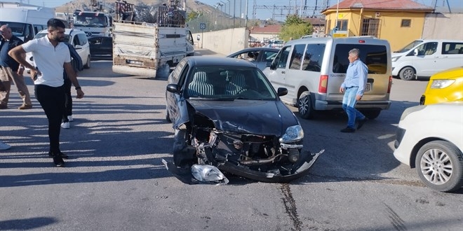 Van’da iki trafik kazasında 1 çocuk öldü, 16 kişi yaralandı