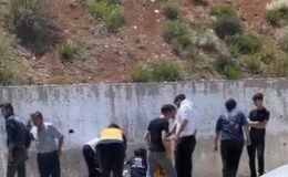 YKS’den çıkıp evlerine giderken kapısı açık araçtan düştüler