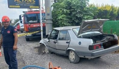 Aydınlatma direğine çarpan Tofaş’ın sürücüsü hayatını kaybetii