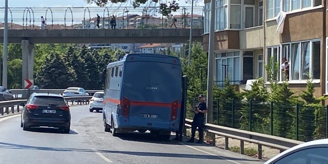 Cezaevi mahkum aracının da karıştığı zincirleme kazada 4 yaralı