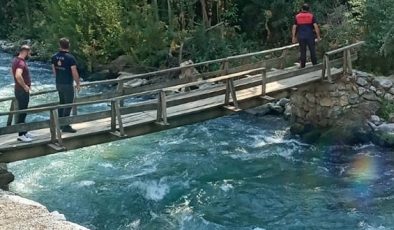 Dereye düşen çocuğunu kurtaran baba boğuldu