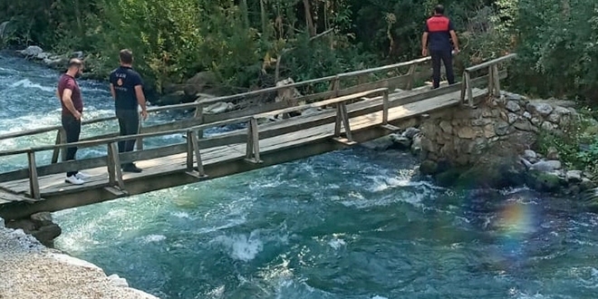 Dereye düşen çocuğunu kurtaran baba boğuldu