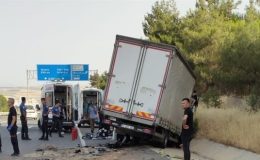 Edirne’de buğday yüklü römorka çarpan kamyonetteki 3 kişi öldü