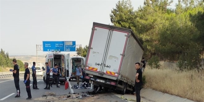 Edirne’de buğday yüklü römorka çarpan kamyonetteki 3 kişi öldü