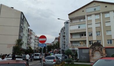 Eşinin ve çocuklarının gözü önünde husumetlisini öldüren polis tutuklandı