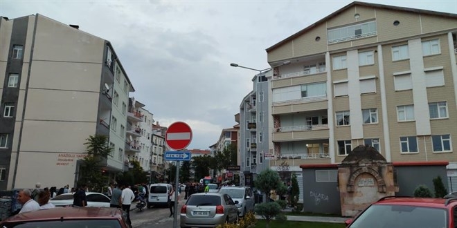 Eşinin ve çocuklarının gözü önünde husumetlisini öldüren polis tutuklandı