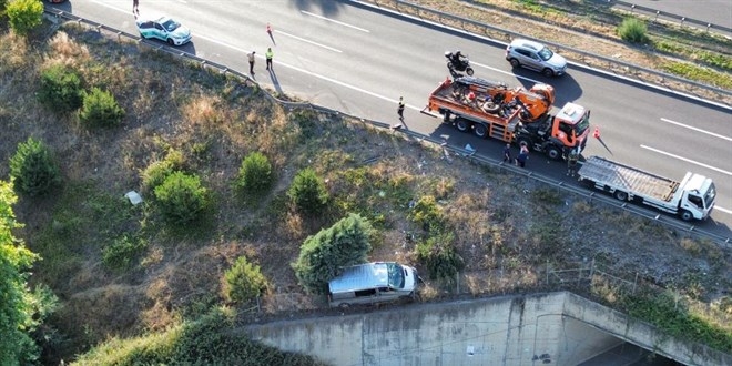 Minibüs şarampole uçtu: 1 ölü, 2 yaralı