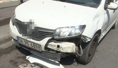 Motosikletli gençler önce araca, ardından direğe çarptı: 1 ölü