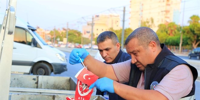 Okul önünde çöpe atılan bayraklar polisi alarma geçirdi