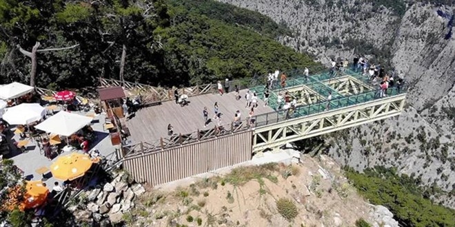 Seyir terasının camı sıcak nedeniyle çatladı