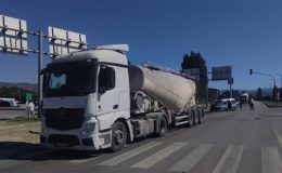 Tankere arkadan çarpan otomobildeki 2 kişi öldü, 1 kişi yaralandı