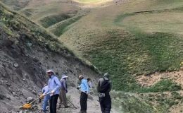 Yayla yoluna düşen kaya parçalarını küreklerle temizlediler