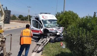 Ambulans ile tanker çarpıştı: 3 sağlıkçı yaralı