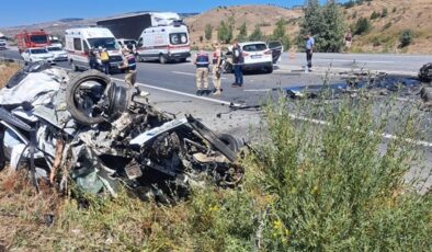 Erzincan’da iki aracın çarpışması sonucu 3 kişi öldü, 4 kişi yaralandı