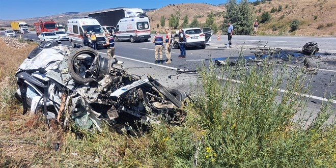 Erzincan’da iki aracın çarpışması sonucu 3 kişi öldü, 4 kişi yaralandı