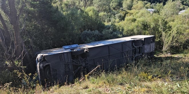 Erzincan’da yolcu otobüsü devrildi: 14 yaralı