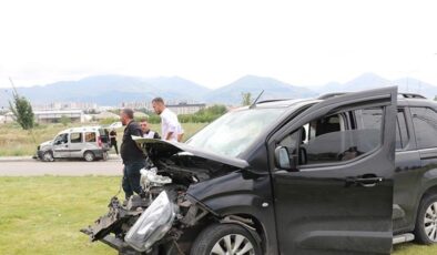 Erzurum’da iki araç çarpıştı: 9 yaralı