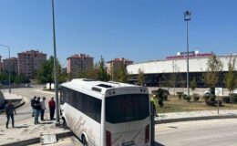 Freni arızalanan midibüs otobüs terminali araç giriş yoluna düştü: 15 yaralı