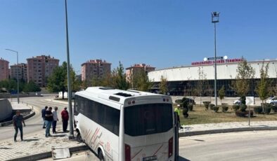 Freni arızalanan midibüs otobüs terminali araç giriş yoluna düştü: 15 yaralı