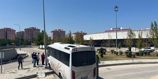 Freni arızalanan midibüs otobüs terminali araç giriş yoluna düştü: 15 yaralı